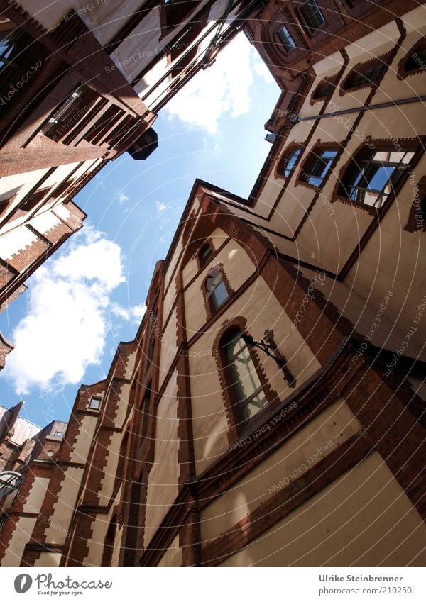 Speicherstadt in Hamburg Haus Museum Himmel Hafenstadt Altstadt Gebäude Fassade Fenster Denkmal historisch Alte Speicherstadt Altbau Hinterhof Hof Lichtblick