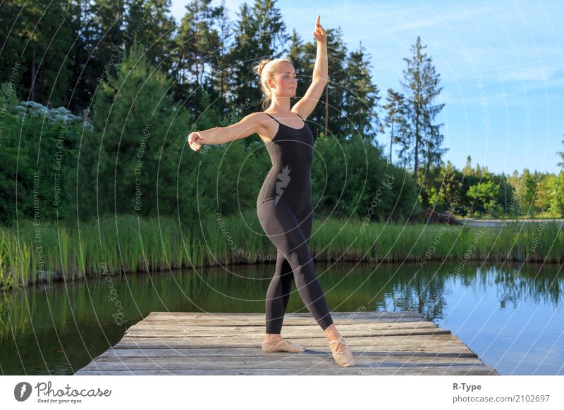 A pretty dancer dancing on a pear Lifestyle elegant Stil Sport Tanzen Frau Erwachsene Künstler Natur Park Mode blond Fitness Aerobics acrobat Aktion active