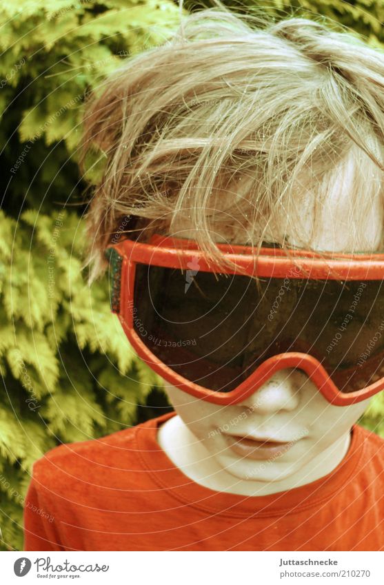 Durchblick Schneebrille maskulin Kind Junge Kopf Nase Mund 8-13 Jahre Kindheit Brille blond Lächeln Fröhlichkeit lustig verrückt rot Freude Sicherheit Schutz