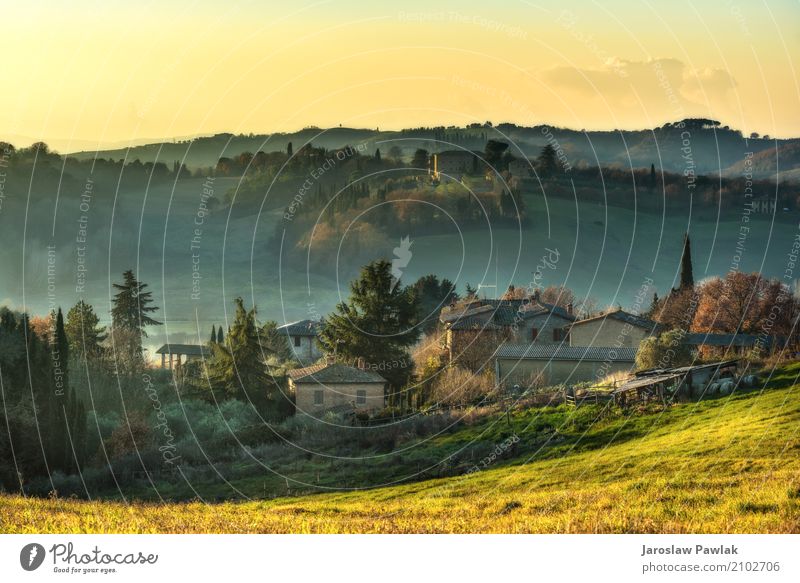 Felder und Gebäude im Nebel bei Sonnenuntergang. schön Ferien & Urlaub & Reisen Berge u. Gebirge Haus Umwelt Natur Landschaft Pflanze Wolken Herbst Baum Wiese