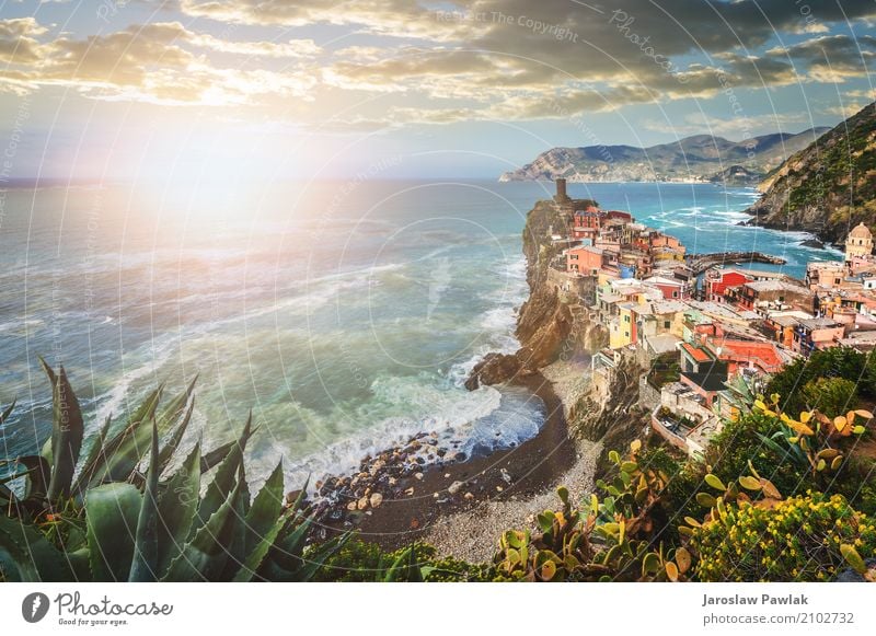 Vernazza im Cinque Terre Nationalpark, Italien schön Ferien & Urlaub & Reisen Tourismus Sommer Strand Meer Haus Natur Landschaft Himmel Blume Küste Dorf Stadt