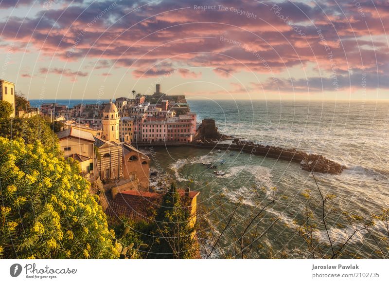 Schöne Aussicht von Hügeln auf der Küstenstadt von schön Ferien & Urlaub & Reisen Tourismus Sommer Sonne Strand Meer Haus Natur Landschaft Himmel Wolken Baum