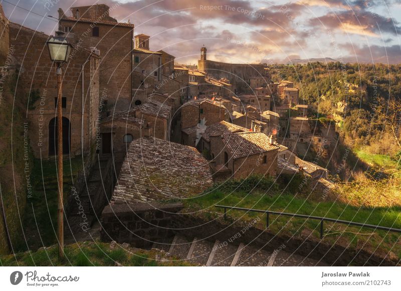 Schöne mittelalterliche Stadt in der nördlichen Toskana, Sorano Ferien & Urlaub & Reisen Tourismus Haus Kultur Natur Landschaft Himmel Wolken Baum Hügel Dorf