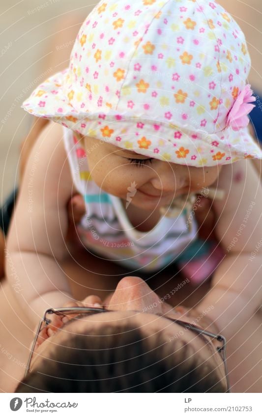 Vater und Tochter Lifestyle Kindererziehung Mensch maskulin feminin Baby Kleinkind Familie & Verwandtschaft Partner Kindheit Erwachsene Leben berühren Lächeln