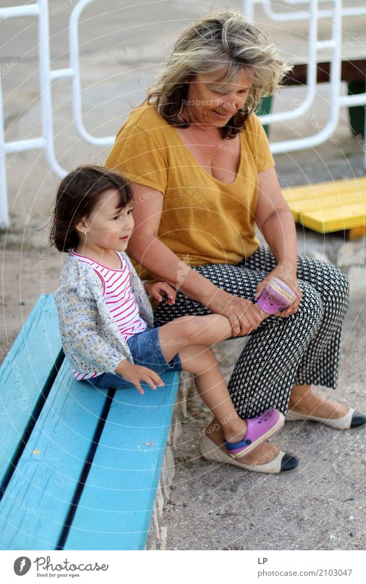 Lass mich dir helfen Lifestyle Freizeit & Hobby Kinderspiel Kindererziehung Bildung Kindergarten Schule Schulhof Schüler Lehrer Beruf Mensch feminin Frau