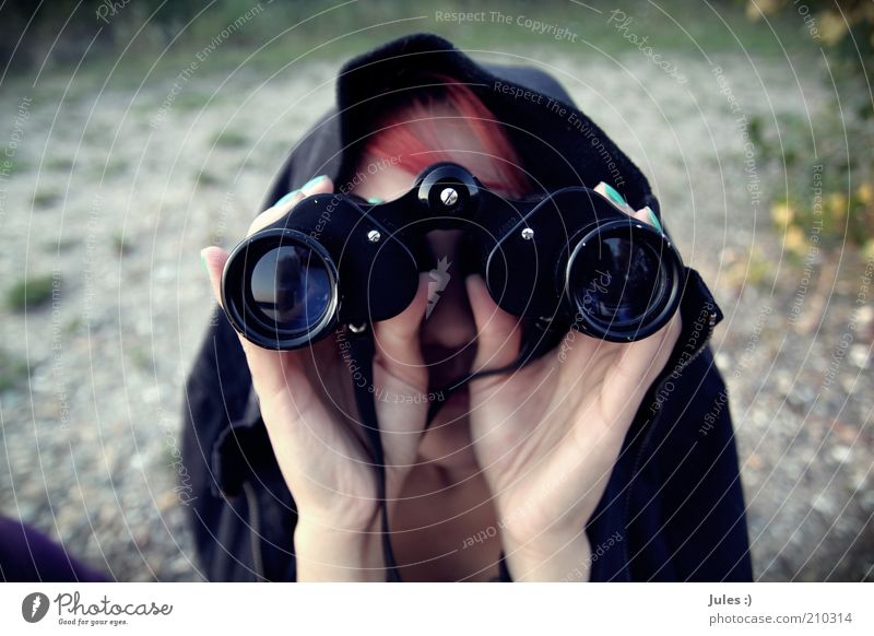 Weltblick Nagellack Mensch feminin Frau Erwachsene 1 Natur Schönes Wetter Jacke rothaarig Fernglas entdecken Blick außergewöhnlich Neugier Farbe petrol Farbfoto