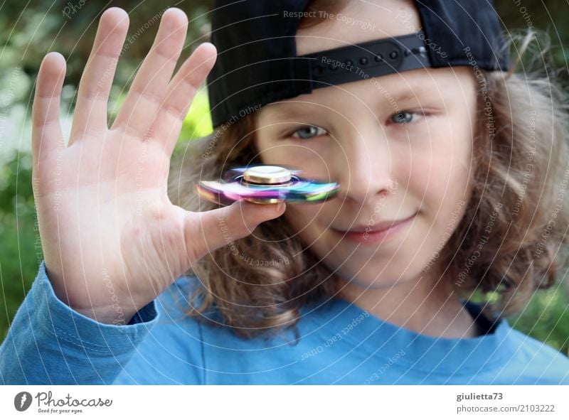 Tempo | Fidget Spinner Hype Freizeit & Hobby Spielen Kinderspiel Fingerspiel Junge Hand 1 Mensch 8-13 Jahre Kindheit Mütze Bewegung Coolness glänzend Glück