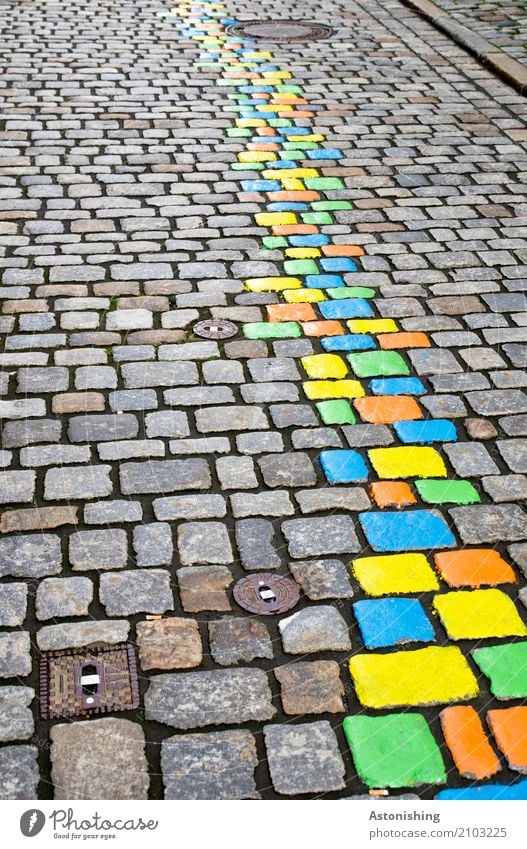 bunte Steine auf der Straße Kunst Maler Natur Passau Stadt Altstadt Platz Verkehr schön blau mehrfarbig gelb grün orange Farbe streichen malen Gully