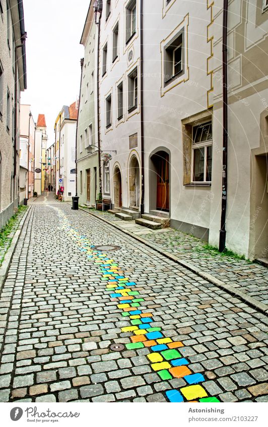 bunte Steine im Zentrum Kunst Maler Umwelt Natur Himmel Wolken Passau Stadt Stadtzentrum Altstadt Haus Kirche Turm Mauer Wand Fassade Fenster Tür Dach Verkehr