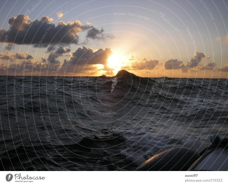 1000 Tage und Nächte auf See Wellen Wasserfahrzeug Schlauchboot Meer unruhig Wellengang Sonnenuntergang Nordsee fahren Abendsonne Himmel Wolken Dämmerung