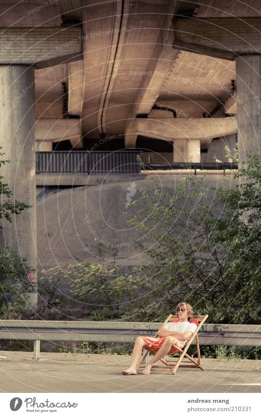 This is where I live | No. 005 Junger Mann Jugendliche Brücke Leitplanke Badehose Sonnenbrille Liegestuhl Beton Erholung genießen liegen sitzen außergewöhnlich