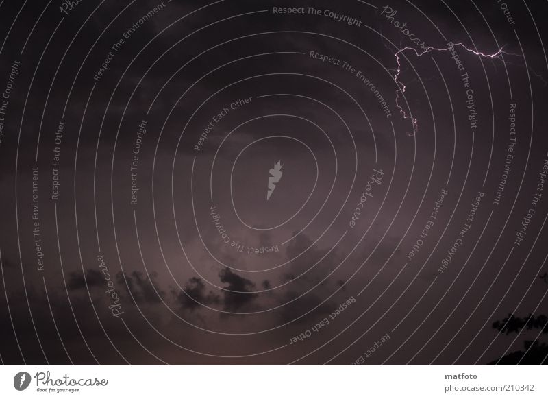 Blitz im Dunkeln Natur Urelemente Luft Himmel Wolken Gewitterwolken Nachthimmel Klima Klimawandel schlechtes Wetter Unwetter Wind Sturm Regen Blitze schwarz