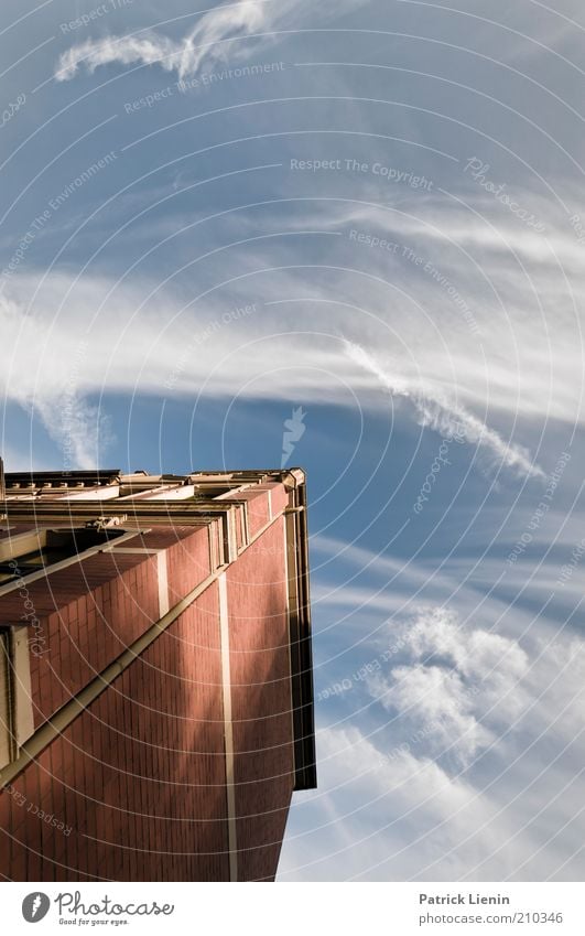 Wolken ziehn vorbei Umwelt Himmel Sommer Schönes Wetter Wind Haus Bauwerk Gebäude Architektur Mauer Wand Fassade Fenster beobachten leuchten Blick träumen