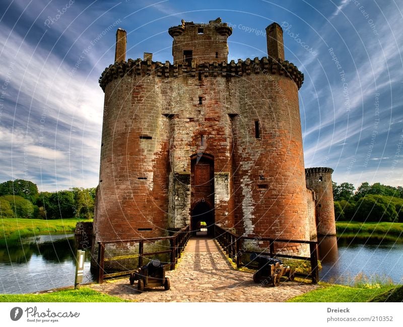 Caeverlock Castle Kultur Landschaft Wasser Himmel Sonnenlicht Sommer Schönes Wetter Baum Gras Park Moor Sumpf Teich Dumfries Schottland Europa Kleinstadt