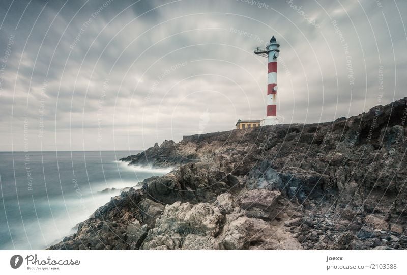 Weiter atmen Wasser Wolken Horizont Felsen Wellen Küste Frankreich Leuchtturm groß Unendlichkeit maritim blau braun rot weiß Sicherheit Schutz Farbfoto