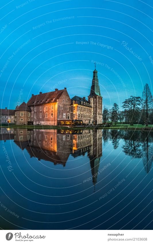 Chateau in the night reflected elegant Traumhaus Architektur Seeufer Teich Burg oder Schloss Sehenswürdigkeit Stein Wasser Erholung Ferien & Urlaub & Reisen alt