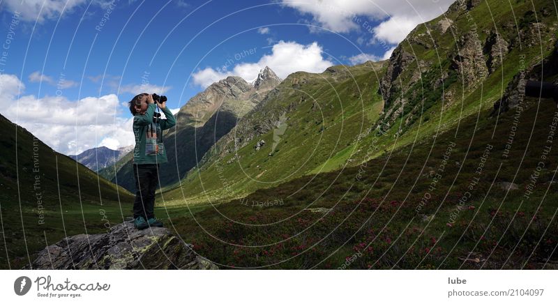 Jakob schaut fern Ferien & Urlaub & Reisen Tourismus Abenteuer Ferne Freiheit Sommer Sommerurlaub Berge u. Gebirge wandern Kind Kindheit 1 Mensch 3-8 Jahre