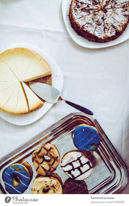 Love is in the air (18) Lebensmittel Ernährung genießen Backwaren Mehl Zucker süß Süßwaren Dessert Kuchen Torte Tortenheber Krapfen mehrfarbig Tischwäsche