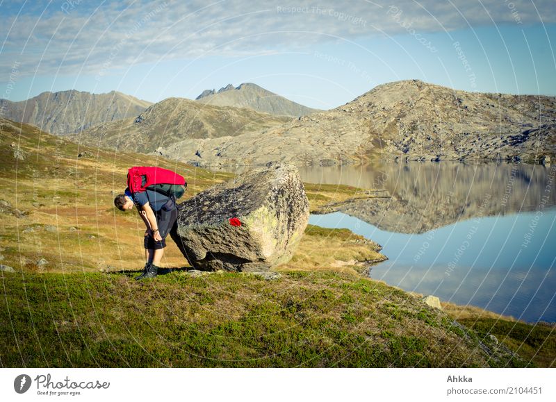 Rot-Rot Pause Ferien & Urlaub & Reisen Sommerurlaub Berge u. Gebirge wandern Junger Mann Jugendliche Natur Landschaft Urelemente Schönes Wetter Felsen Seeufer