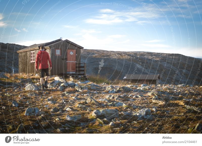 Holzhütte in karger Landschaft in Norwegen mit jungem Mann Ferien & Urlaub & Reisen Ausflug Abenteuer Berge u. Gebirge Junger Mann Jugendliche Natur Urelemente