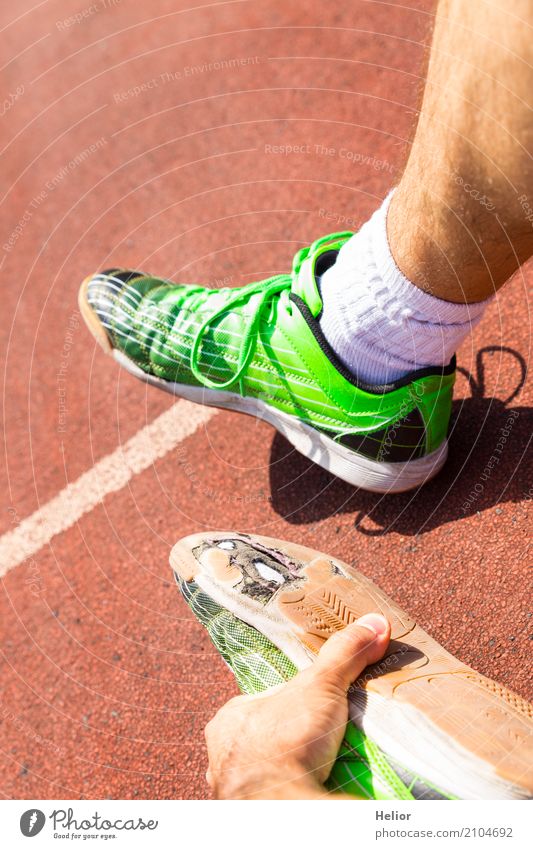 Jogger mit kaputten grünen Rennschuhen sportlich Fitness Sport Sport-Training Sportler Joggen Rennbahn Mann Erwachsene Hand Beine Fuß 1 Mensch 30-45 Jahre