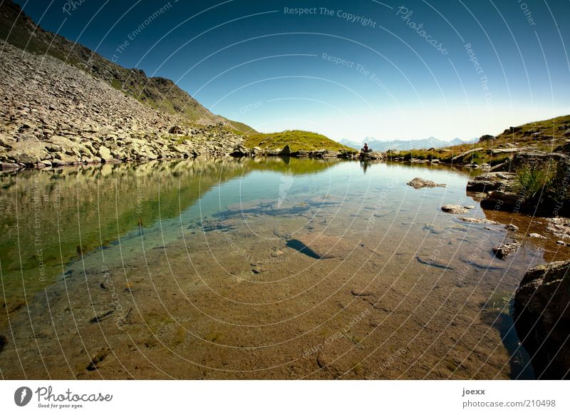 Stilles Wasser Landschaft Wolkenloser Himmel Sommer Schönes Wetter Alpen Berge u. Gebirge Teich See blau braun grün ruhig Idylle Stimmung Österreich Serfaus