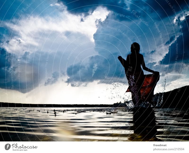 schattenseite Mensch feminin Junge Frau Jugendliche Erwachsene Umwelt Natur Landschaft Wasser Wassertropfen Wolken Gewitterwolken Sommer Klimawandel