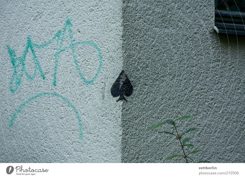 Pik Graffiti Linie Kommunizieren Juni pik Ecke Haus Wand Gebäude Zeichen Farbstoff Farbfoto Außenaufnahme Detailaufnahme Textfreiraum rechts Schatten