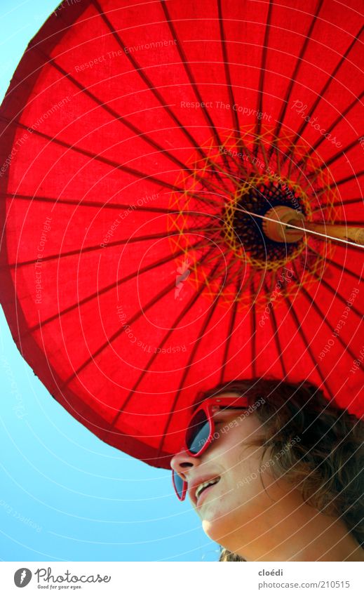 rot ist die farbe deines grünen vogels Freiheit feminin Junge Frau Jugendliche 1 Mensch 18-30 Jahre Erwachsene Wolkenloser Himmel Sonnenlicht Sommer