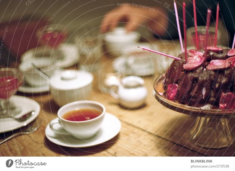 Geburtstagskuchen Lebensmittel Kuchen Dessert Süßwaren Ernährung Kaffeetrinken Getränk Heißgetränk Tee Geschirr Teller Schalen & Schüsseln Tasse Besteck