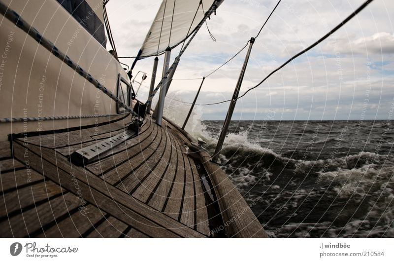 Kurs auf 54° 35' N, 13° 37' O Ausflug Abenteuer Ferne Freiheit Sommer Meer Wellen Segeln Natur Wasser Wolken Horizont Wetter Wind Sturm Ostsee Verkehr Jacht