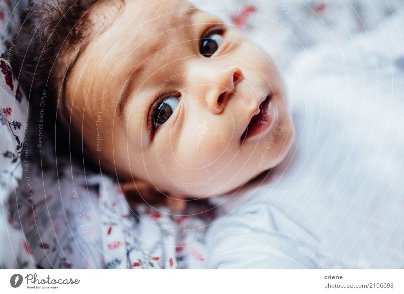 Nahaufnahme des kleinen Kleinkindjungen, der in camera schaut Lifestyle Freude Haut Leben Wohlgefühl Häusliches Leben Bett Kinderzimmer Schlafzimmer Mensch