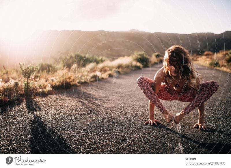 Junge Athletenfrau, die Yoga Handstand tut Lifestyle Gesundheit Gesundheitswesen sportlich Fitness Leben harmonisch Wohlgefühl Erholung Meditation Sport Mensch