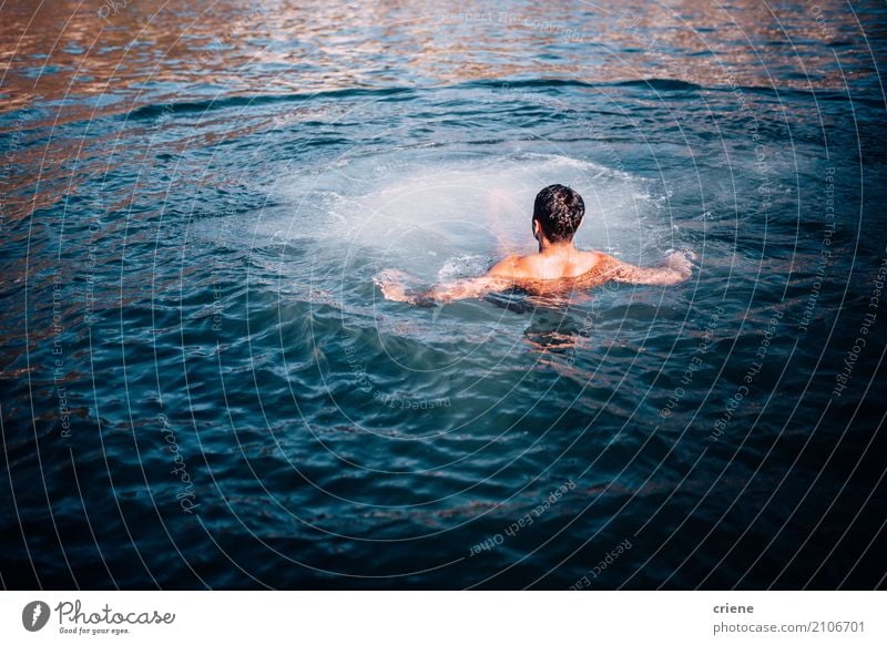 Mannschwimmen im Ozean im Sommer Lifestyle Freude Glück Schwimmen & Baden Ferien & Urlaub & Reisen Sommerurlaub Sonne Sonnenbad Meer Wellen Sport Mensch