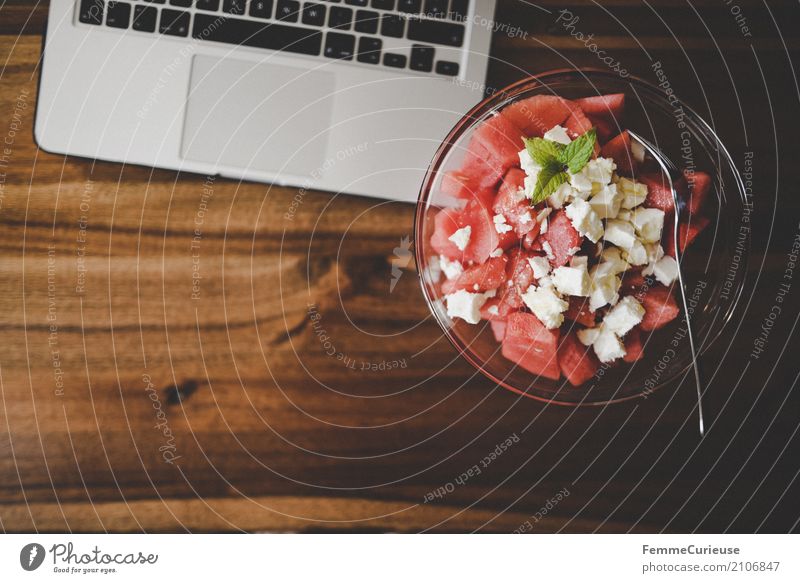 Home Office (01) Lebensmittel Ernährung Notebook feta Käse Wassermelone Salat Salatschüssel Schalen & Schüsseln Glasschüssel Gabel Minze Holztisch Maserung