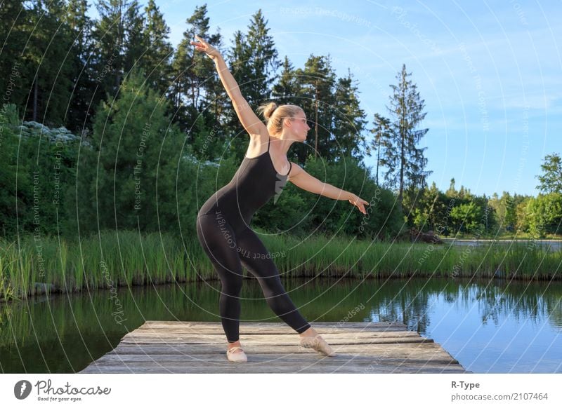 A pretty dancer dancing on a pear Lifestyle elegant Stil Sport Tanzen Frau Erwachsene Künstler Natur Park Mode blond Fitness Aerobics acrobat Aktion active