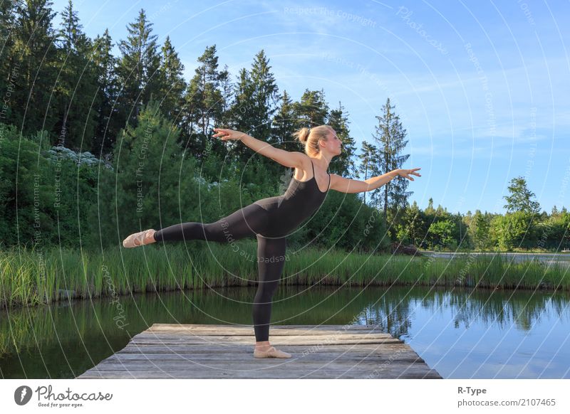 A pretty dancer dancing on a pear Lifestyle elegant Stil Sport Tanzen Frau Erwachsene Künstler Natur Park Mode blond Fitness Aerobics acrobat Aktion active