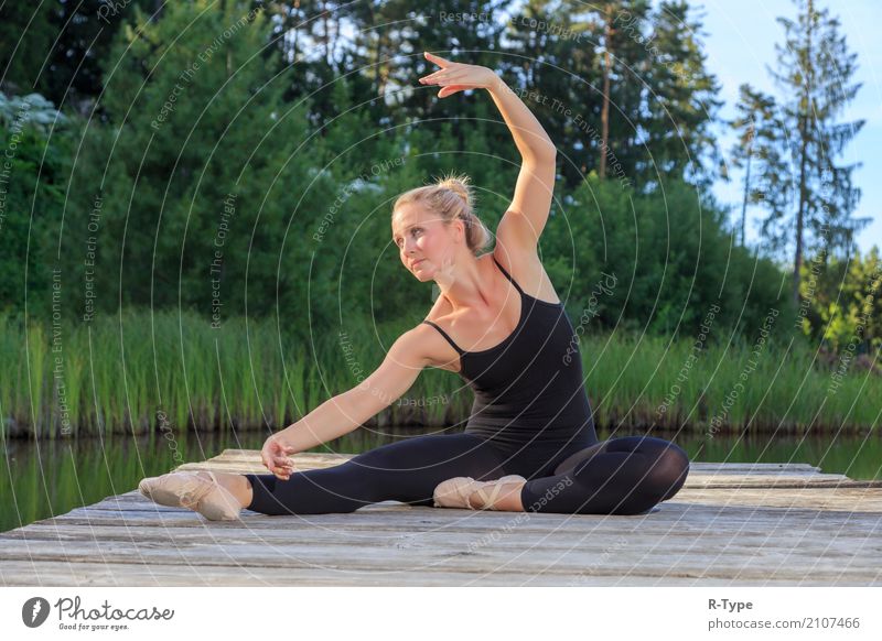 A pretty dancer dancing on a pear Lifestyle elegant Stil Sport Tanzen Frau Erwachsene Künstler Natur Park Mode blond Fitness Aerobics acrobat active athlete