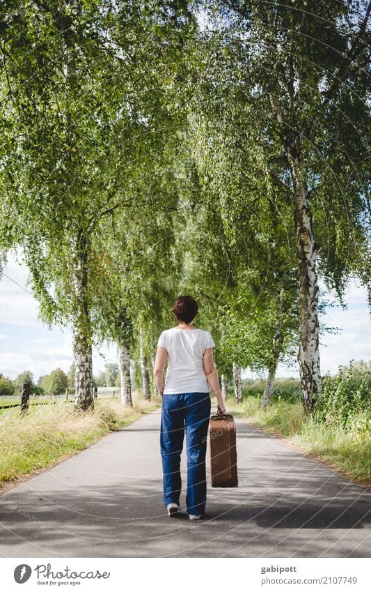 Nur noch 3 Tage! Ferien & Urlaub & Reisen Ausflug Abenteuer Ferne Freiheit feminin Frau Erwachsene Leben 1 Mensch Fußgänger Straße Wege & Pfade wandern