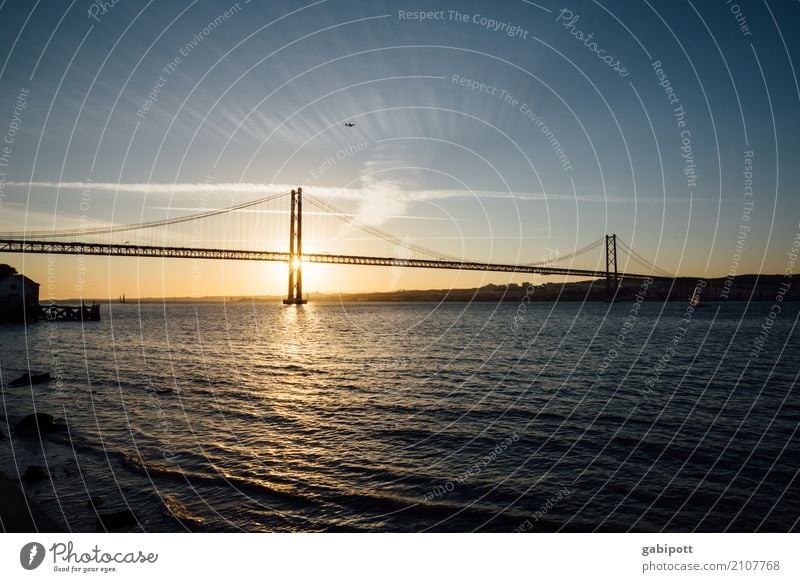 Brücke überm Tejo Landschaft Himmel Wolken Sonnenaufgang Sonnenuntergang Sommer Schönes Wetter Flussufer Lebensfreude Erholung erleben Farbe Idylle Leichtigkeit