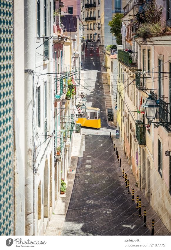 Lissabon Ferien & Urlaub & Reisen Tourismus Ausflug Sightseeing Städtereise Portugal Stadt Hauptstadt Hafenstadt Stadtzentrum Altstadt Fassade Verkehr