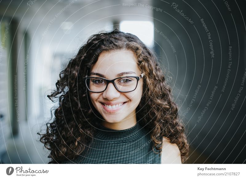 Lächelnde dunkelhaarige Frau Freude Glück schön Haare & Frisuren Bildung Wissenschaften lernen Student Arbeit & Erwerbstätigkeit Büro Business Karriere Erfolg