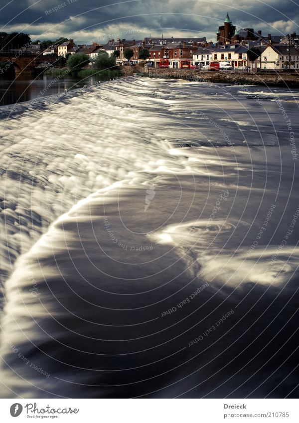 River Nith at Dumfries Umwelt Landschaft Urelemente Wasser Gewitterwolken Sommer schlechtes Wetter Flussufer Schottland Europa Kleinstadt Stadtzentrum bevölkert