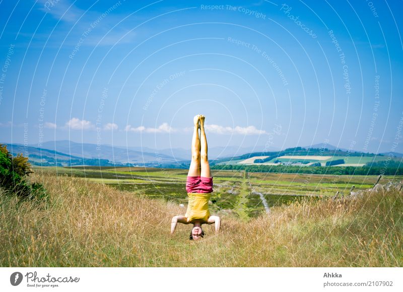 Die Welt tragen Freude Gesundheit Fitness Leben Junge Frau Jugendliche 1 Mensch Landschaft Himmel Sommer Schönes Wetter festhalten ästhetisch sportlich