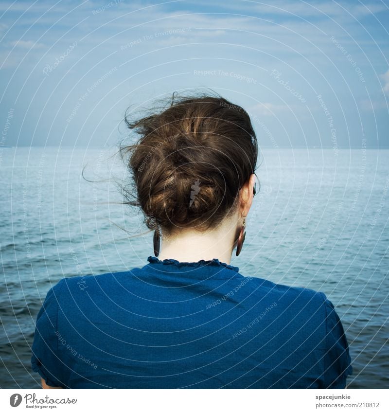 across the blue sea Mensch Frau Rücken Wind Wasser See Meer Wellen blau Zukunft Sehnsucht ausdruckslos Hoffnung Einsamkeit Geborgenheit Blick Himmel Küste