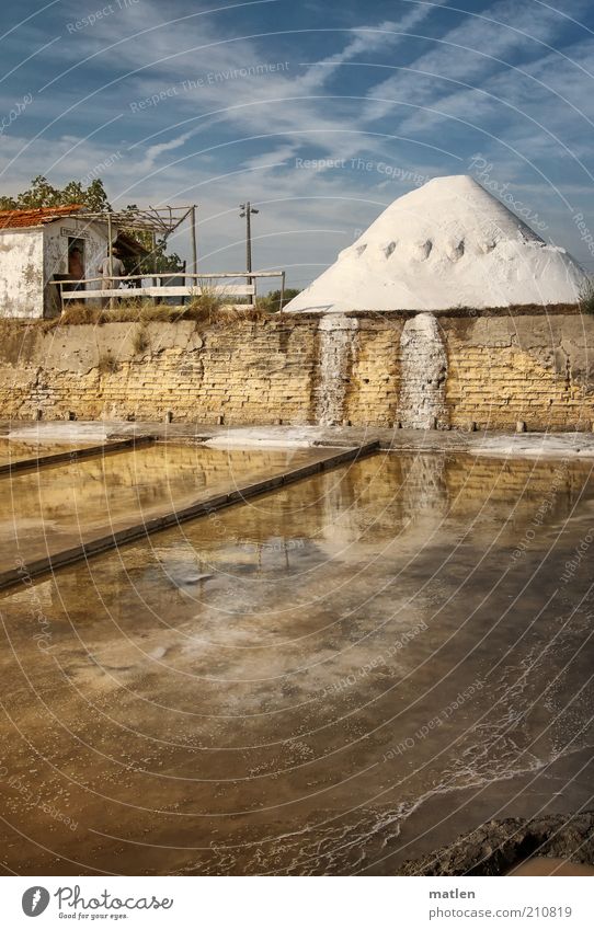 Fleur de Sel Himmel Sommer Schönes Wetter Hütte Mauer Wand Stein Backstein Kristalle Wasser Streifen authentisch blau braun ruhig Saline Farbfoto mehrfarbig