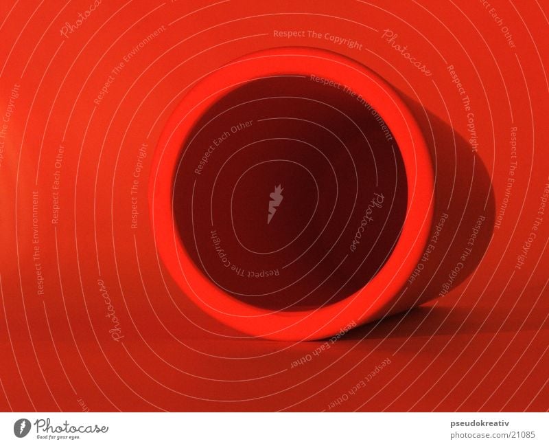 Willi Keramik rot Behälter u. Gefäße Becher Vase Dinge orange Schatten Loch Kreis Zylinder