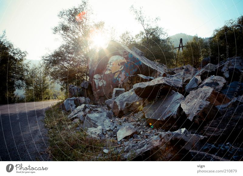 Der Wegweiser Kunstwerk Straßenkunst Felsen Kasachstan Denkmal Vergangenheit Lenin Leninismus Farbfoto Außenaufnahme Abend Licht Sonnenstrahlen Gegenlicht