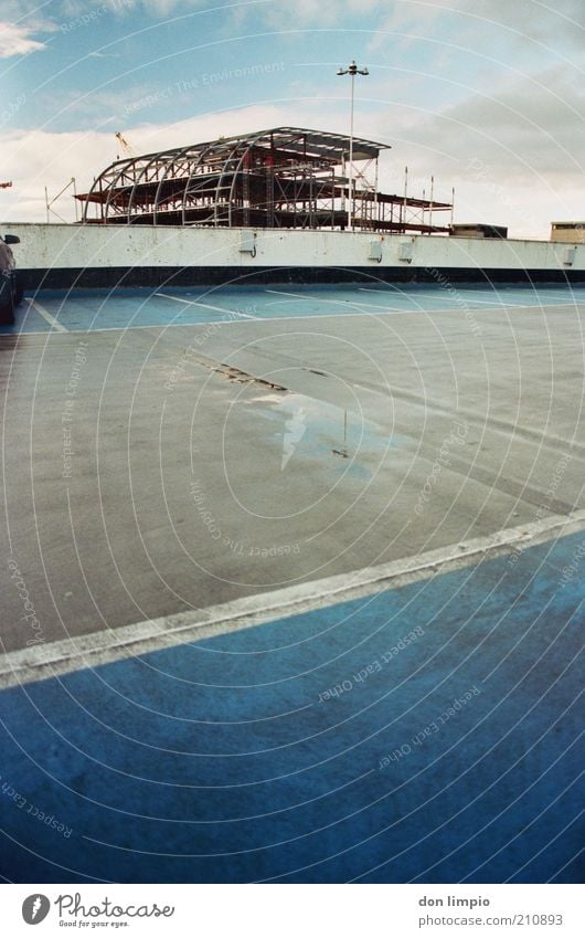 plattform Hausbau Baustelle schlechtes Wetter Dublin Republik Irland Europa Menschenleer Flughafen Parkhaus Bauwerk Dach Parkplatz Verkehrswege Beton Stadt blau