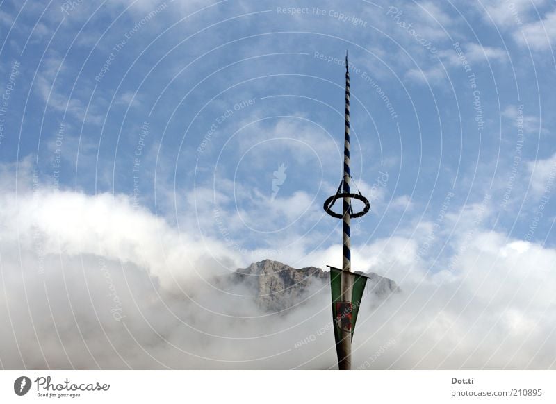 La Montanara Natur Landschaft Himmel Wolken Wetter Alpen Berge u. Gebirge Gipfel hoch blau Maibaum Kranz Fahnenmast alpin Bayern Tradition Spitze Feste & Feiern